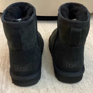 Ugg Woman’s Black Classic Mini II Suede Boot with faux fur inside. Size 8. NEW